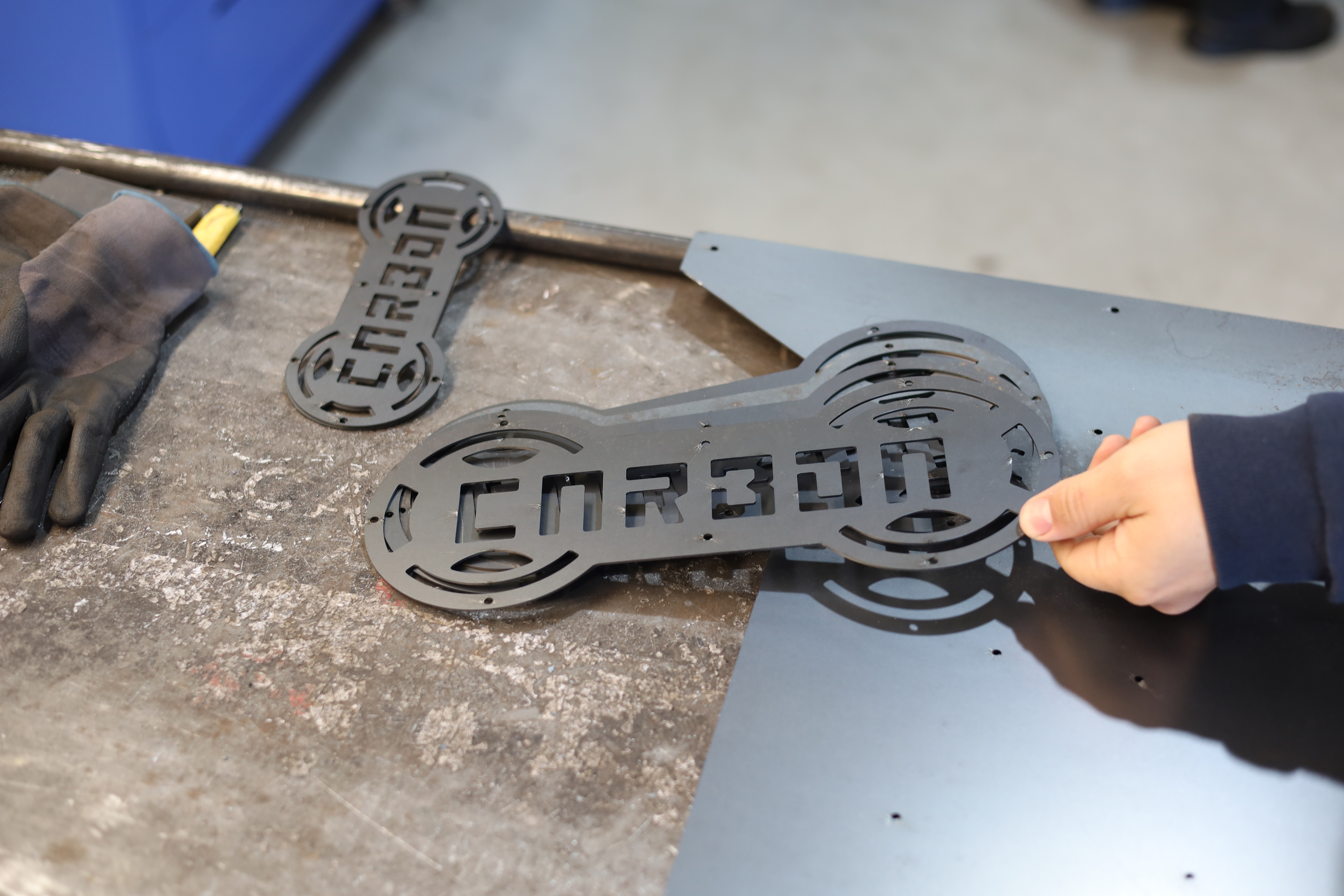 equipe profissional de fitness em laboratório de academia moderna, grupo diverso de atletas e engenheiros, ambiente de alta tecnologia